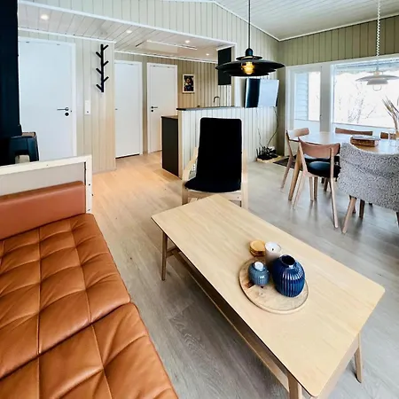 Feriehus Awesome In Rennesoy With House Sea View Østhusvik