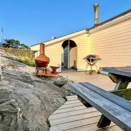 Beautiful In Rennesoy With Wifi Holiday home